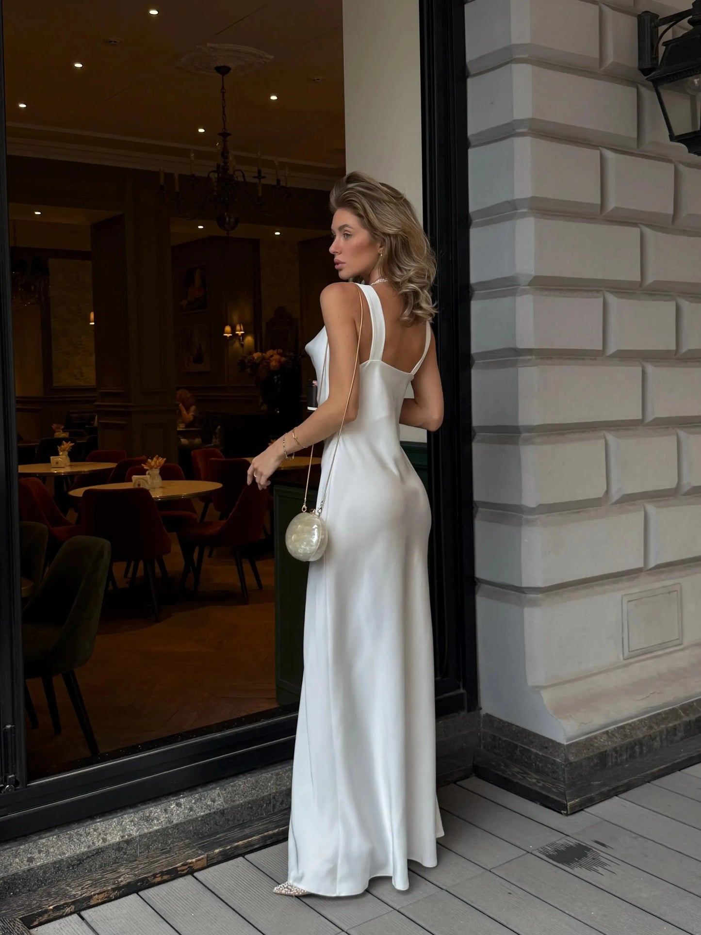 Vestido largo de satén elegante para mujer, con espalda descubierta y escote colgante, sin mangas y con caída fluida que realza la figura. Diseño maxi en co