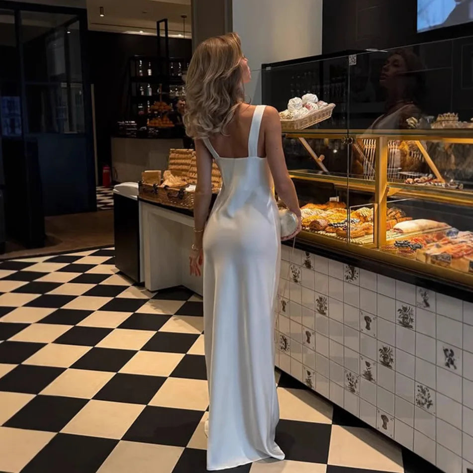 Vestido largo de satén elegante para mujer, con espalda descubierta y escote colgante, sin mangas y con caída fluida que realza la figura. Diseño maxi en co